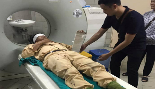 Dừng xe vi phạm, một CSGT bị tông trọng thương
