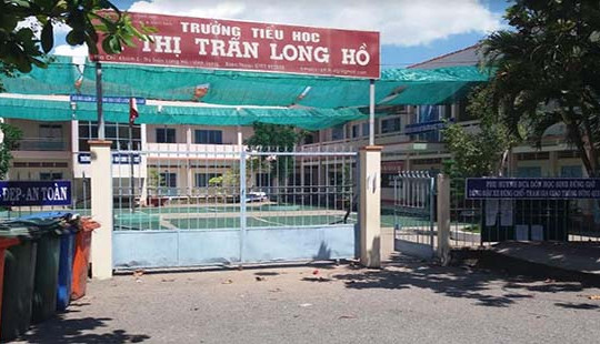Đưa con đi học rồi dùng kéo đâm con nợ trước cổng trường