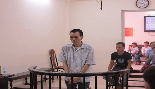 Nghi ngoại tình, chồng trút “mưa dao” lên người vợ