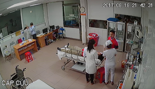 Bác sỹ bị đuổi đánh trong phòng cấp cứu