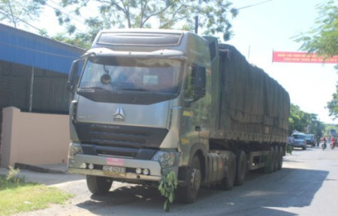 Tài xế bỏ lại xe ô tô vì bị kiểm tra tải trọng