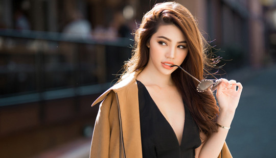 Jolie Nguyễn khoe loạt đồ hiệu khi dạo phố ở Sydney