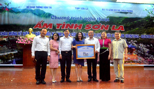 Tập đoàn Tân Á hỗ trợ 100 bồn nước tới bà con vùng lũ Sơn La