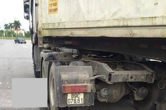 Hải Dương: Một phụ nữ đi xe đạp bị xe container cán qua người tử vong