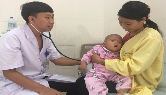 Quảng Ninh: Cứu sống bé gái 16 tháng tuổi bị ho gà kèm biến chứng