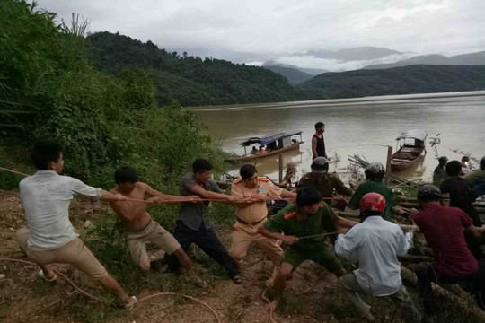 Lai Châu: Ô tô mất lái lao xuống hồ thủy điện Sơn La, 2 người tử vong