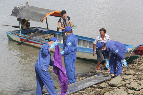 Tá hỏa phát hiện thi thể nữ giới trôi trên sông Sài Gòn