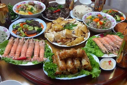 Mâm cỗ cúng "cô hồn" 5 triệu, chị em công sở xuống tiền ngay