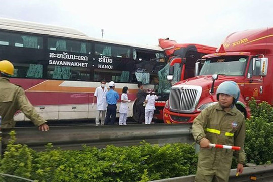 Hai xe giường nằm đâm nhau trên cao tốc, 10 người bị thương