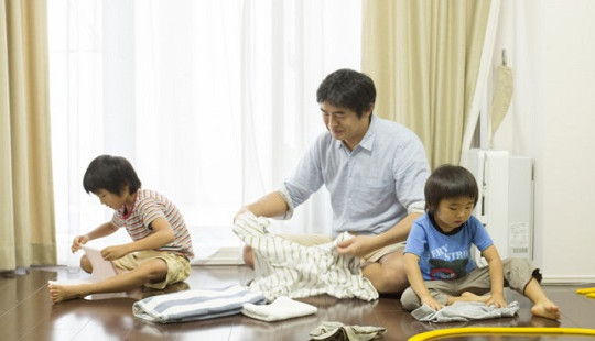 Tăng hình ảnh nam giới làm việc nhà trong sách giáo khoa mới