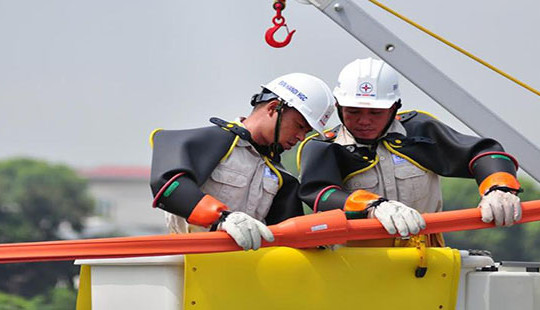 Sát hạch tay nghề cho công nhân Đội sửa chữa điện nóng