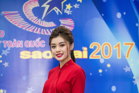 Sao mai Thu Hằng diện đồ hiệu đỏ rực, xinh như hoa dự sự kiện