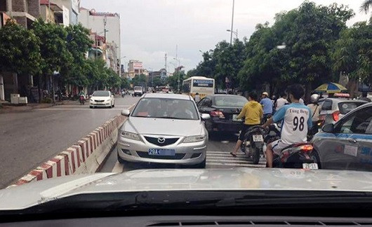 Hà Nội: Xác minh xe biển xanh chạy ngược chiều gây tắc đường