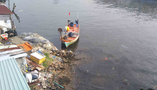 Thi thể nam thanh niên nổi trên sông Dương Đông