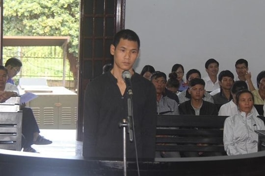 Thợ xây vung dao chém chết chủ nhà