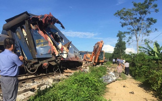 200 người khắc phục sự cố tàu SE3 trật bánh ở Quảng Bình