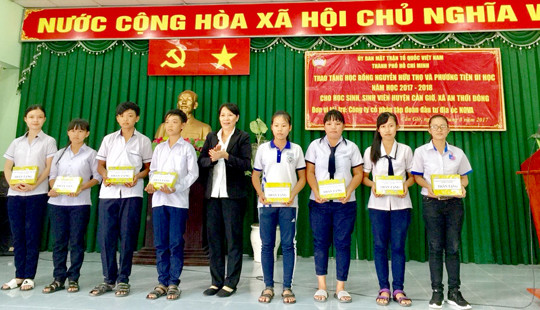Đồng hành cùng “Quỹ vì người nghèo”: Novaland nâng bước em tới trường