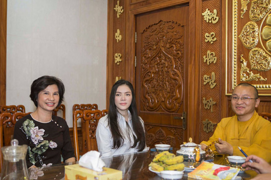 Lý Nhã Kỳ rơi nước mắt nói chuyện về cha trước hàng trăm Phật tử