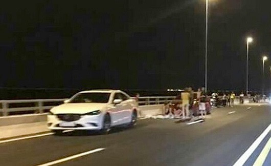 Trải chiếu nhậu trên cầu vượt biển dài nhất Việt Nam