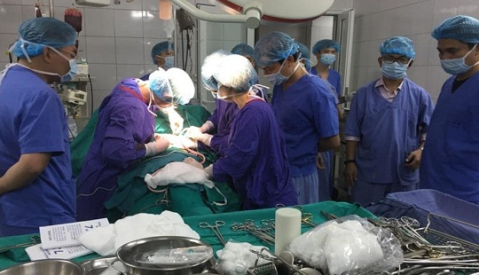 Truyền 17 lít máu, 3 cuộc phẫu thuật để cứu bệnh nhân đa chấn thương nặng