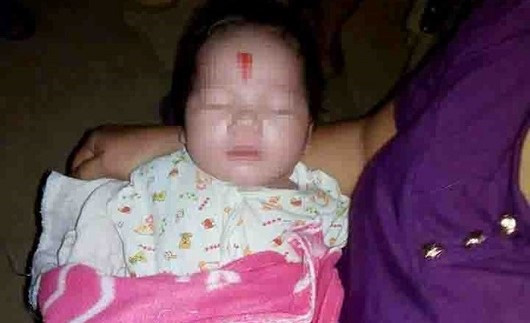 Nghệ An: Bé gái 3 tháng tuổi bị bỏ rơi cùng bức thư trong giỏ xách