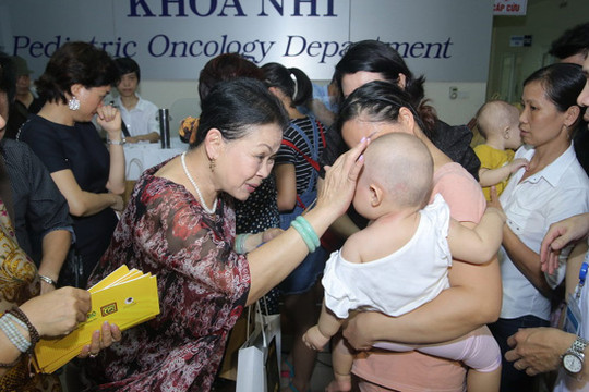 Danh ca Khánh Ly ân cần thăm hỏi bệnh nhân ung thư nhí