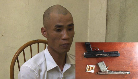 Bắt đối tượng mới ra tù tàng trữ 2 khẩu súng ngắn và 5 viên đạn