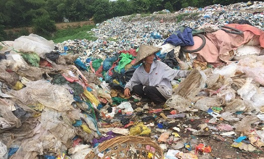 Vợ chồng nghèo bới rác nuôi bé 18 tháng tuổi bị bỏ rơi
