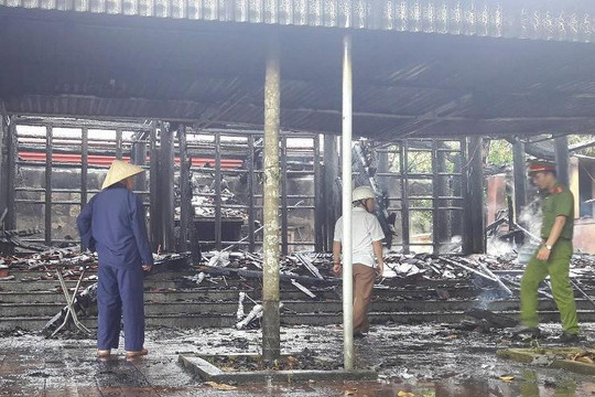 Nghệ An: 'Bà hoả' thiêu rụi ngôi đền thời nhà Lý