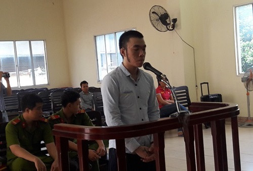 Đâm vợ 7 nhát dao vì ngồi ăn với bạn trai cũ