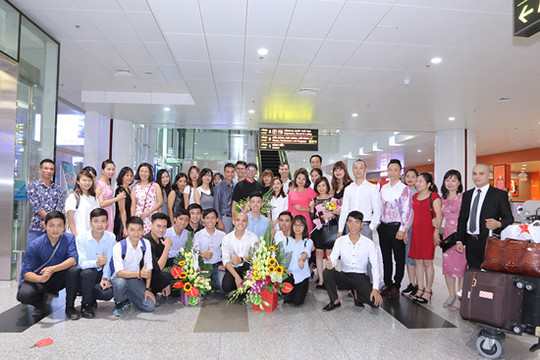 NTK Áo dài dát vàng Việt Nam được chào đón nồng nhiệt ngày trở về
