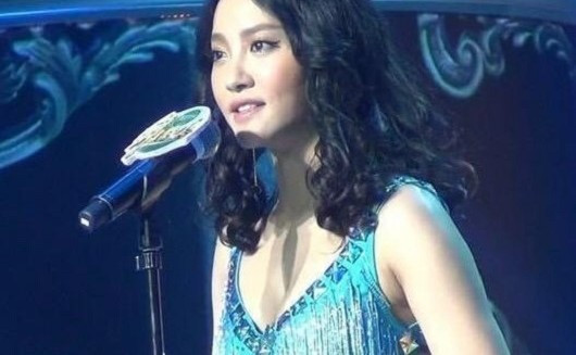 Bị đuổi trên sóng quốc gia vì mặc hở, Sao nữ "Diệp Vấn" bức xúc