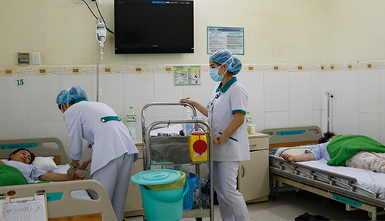 9 du khách nhập viện nghi bị ngộ độc thực phẩm