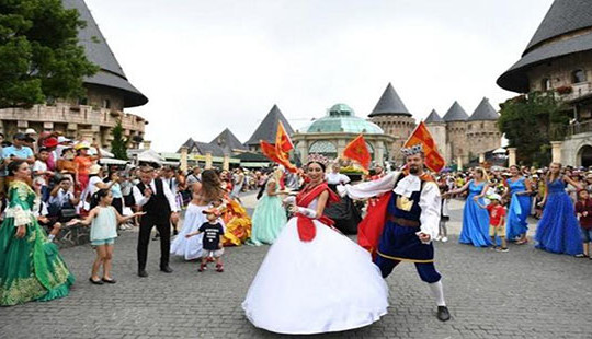 Đoàn nghệ sỹ Sun World Ba Na Hills khuấy động phố đi bộ với những màn trình diễn ngoạn mục