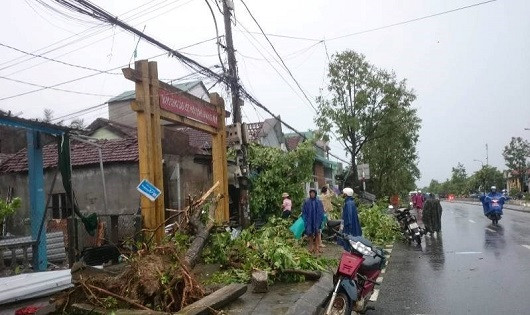 Những hình ảnh đầu tiên khi bão số 10 đổ bộ miền Trung