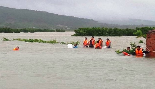 Thanh Hóa: Bão số 10 làm 1 người chết, hàng trăm ngôi nhà tốc mái