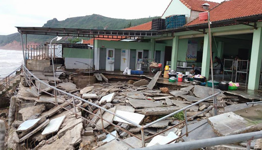 Khu du lịch biển Quỳnh tan hoang sau bão số 10