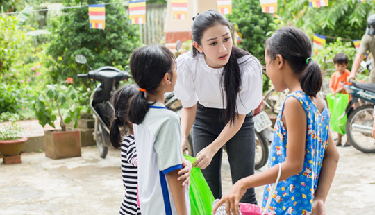 Hà Thu, Hằng Nguyễn giản dị mang trung thu về Vĩnh Long