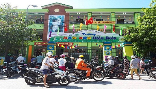 Phụ huynh hốt hoảng đến đón con vì cháy nổ ở trường mầm non