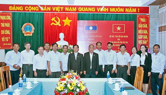 TAND tỉnh Kon Tum và TAND tỉnh Attapư (Lào) trao đổi kinh nghiệm xét xử các loại án