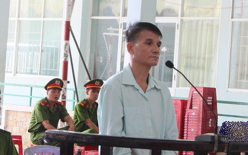Khóa trái cửa, đổ xăng đốt người tình tại phòng trọ