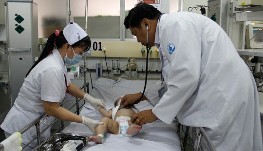 Sốt xuất huyết chưa qua, lại lo thêm bệnh tay chân miệng