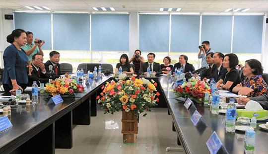 Vinamilk chia sẻ khó khăn với trẻ em vùng lũ
