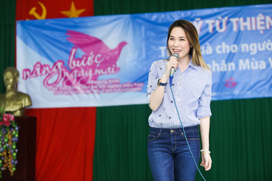 Mỹ Tâm hài hước minh họa cho cụ bà 70 tuổi thể hiện tài ca hát