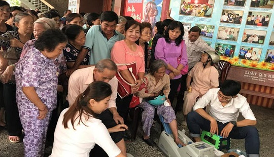 Vinamilk đồng hành chăm sóc sức khỏe cho 2.000 người cao tuổi