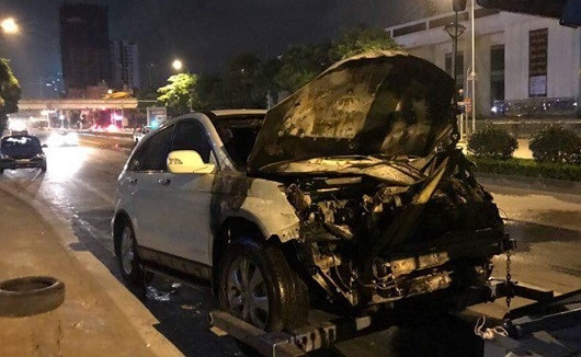 Hà Nội: Ôtô CRV bốc cháy khi kéo lê xe máy sau tai nạn