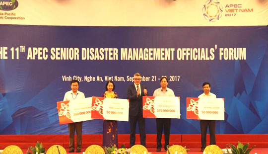 Prudential trao tặng hơn 1 tỷ đồng cho người dân và học sinh các tỉnh thiệt hại do mưa bão