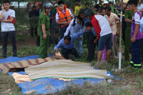 Hai học sinh tử vong dưới hố nước cạnh trường