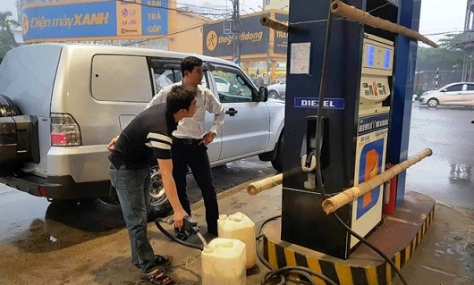Hà Tĩnh: Đóng cửa cây xăng tự ý tăng giá sau bão số 10
