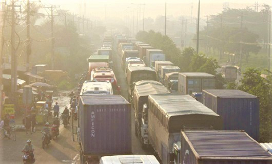 TPHCM: Tông xe liên hoàn trên QL1, giao thông ùn tắc nghiêm trọng